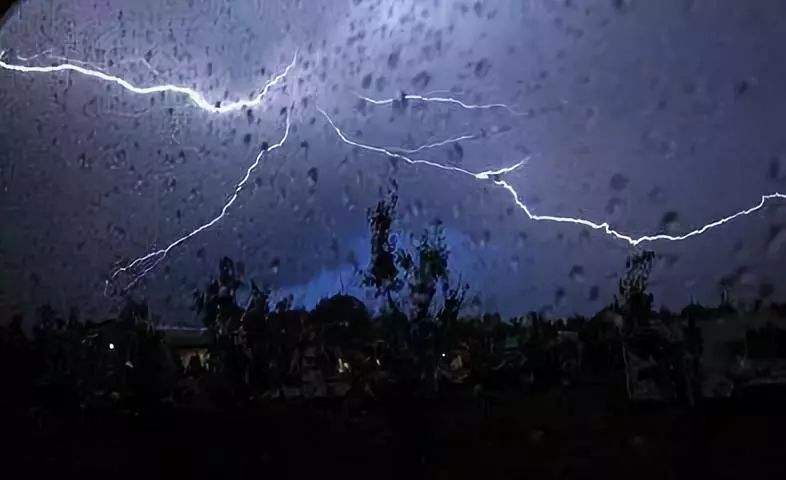 暴雨來(lái)襲，請注意人身安全